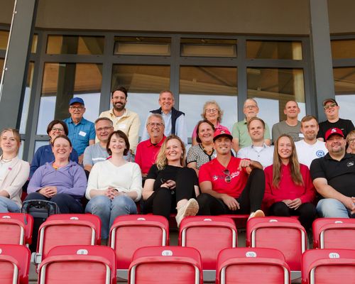 Gruppenfoto beim Besuch des Ministeriums für Landesentwicklung und Wohnen beim TV Cannstatt und den Stuttgart Reds auf dem Schnarrenberg.