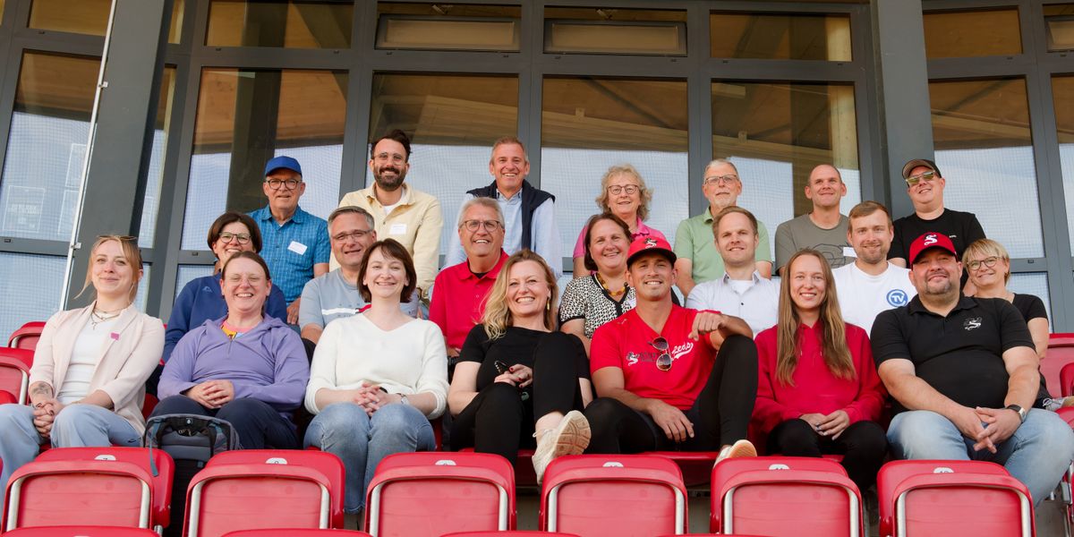 Gruppenfoto beim Besuch des Ministeriums für Landesentwicklung und Wohnen beim TV Cannstatt und den Stuttgart Reds auf dem Schnarrenberg.