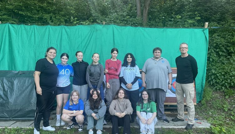 Abteilungsübergreifende Teilnahme am Bogenschießen mit der U16 weiblichen Volleyballmannschaft