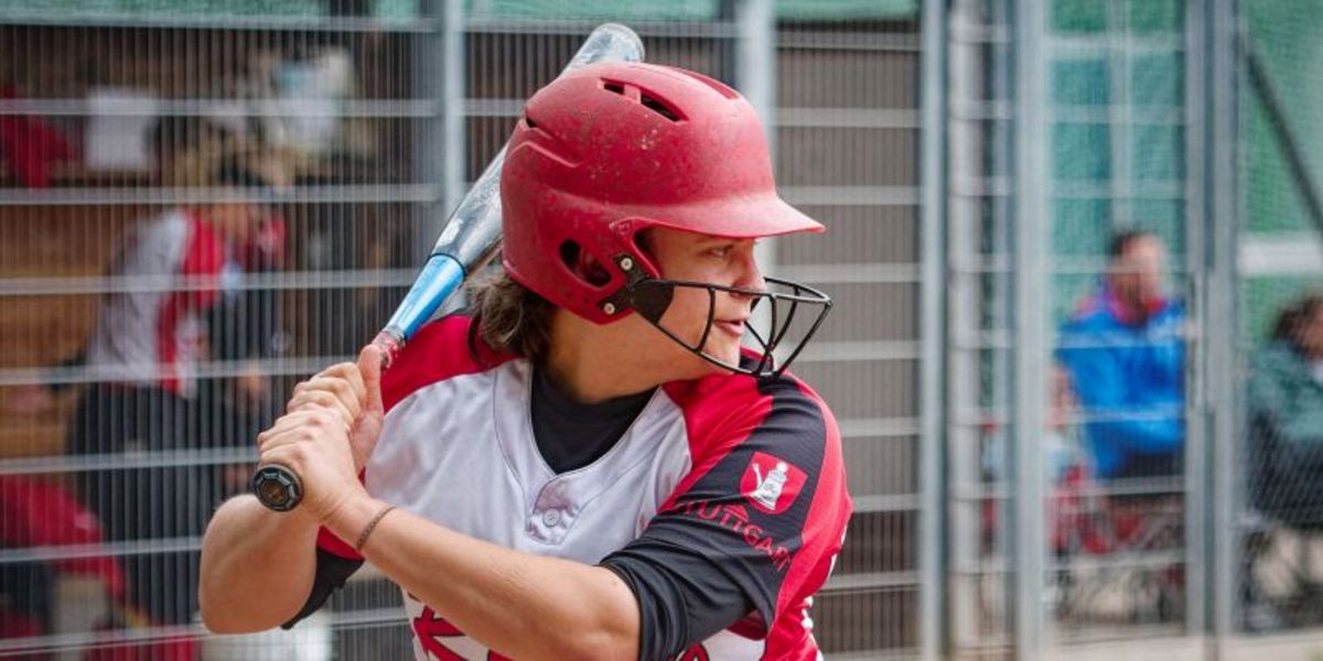 Hope Cornell steht mit ihrem Softball Schläger an der Homeplate und wartet auf den Pitch