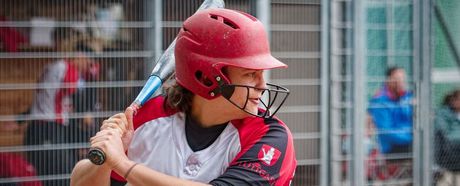 Hope Cornell steht mit ihrem Softball Schläger an der Homeplate und wartet auf den Pitch