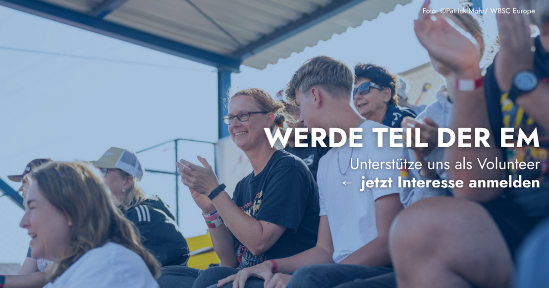 Zuschauerinnen und Zuschauer auf der Tribüne bei einer Softball-Europameisterschaft.
