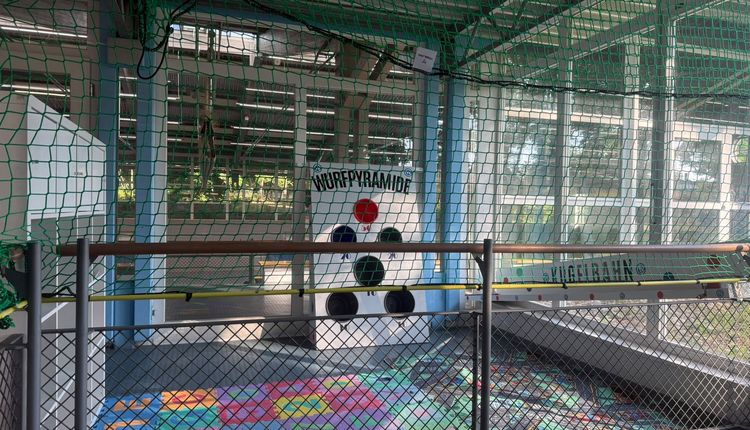 Spielzimmer in der TVC Dreifeldhalle mit bunten Spielmatten, Wurfpyramide, Kugelbahn und Sicherheitsnetz.