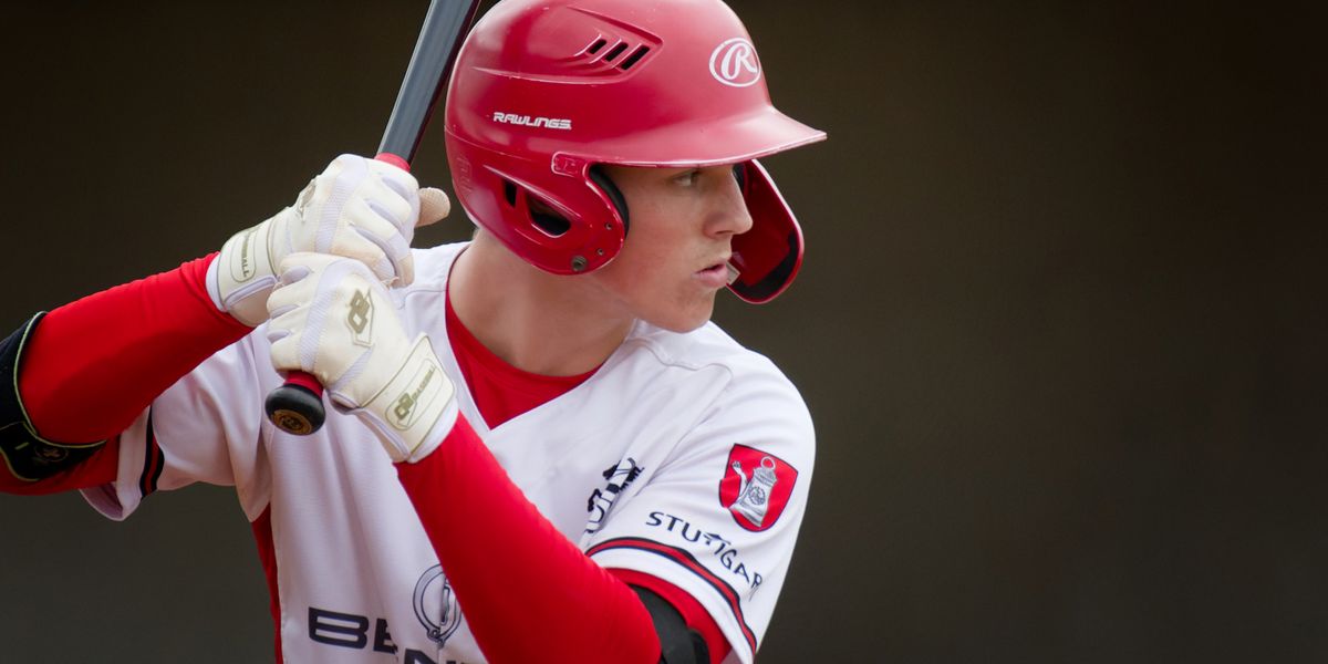 Der Stuttgarter Baseball Spieler Moritz Köhler steht At Bat und wartet konzentriert auf den nächsten Pitch