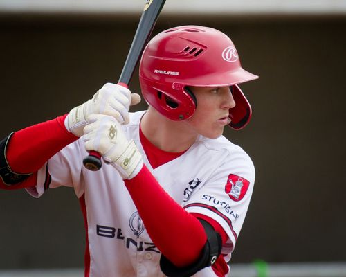 Der Stuttgarter Baseball Spieler Moritz Köhler steht At Bat und wartet konzentriert auf den nächsten Pitch
