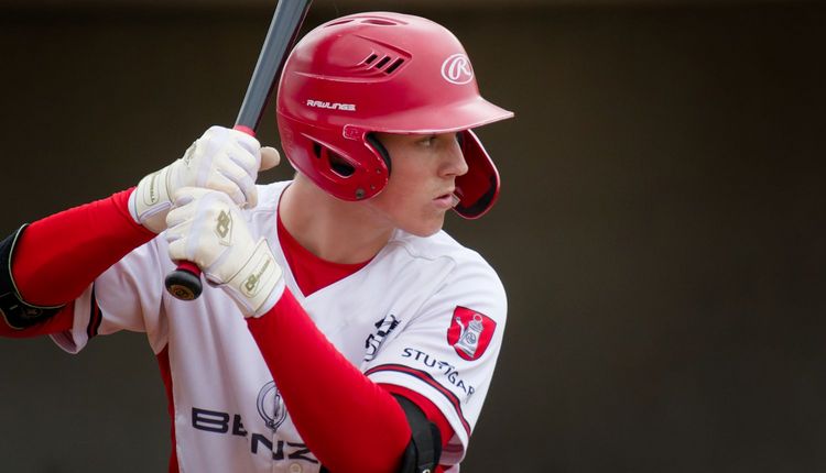 Der Stuttgarter Baseball Spieler Moritz Köhler steht At Bat und wartet konzentriert auf den nächsten Pitch
