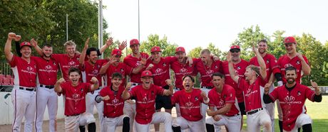 Mannschaftsfoto der Stuttgart Reds nach dem Einzug ins Playoff-Viertelfinale der Deutschen Baseball Liga.