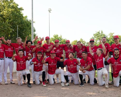 Mannschaftsfoto der Stuttgart Reds nach dem Einzug ins Playoff-Viertelfinale der Deutschen Baseball Liga.