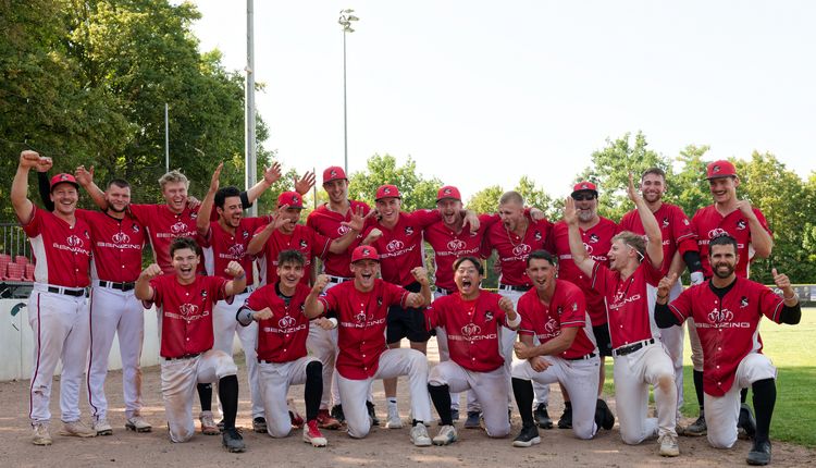 Mannschaftsfoto der Stuttgart Reds nach dem Einzug ins Playoff-Viertelfinale der Deutschen Baseball Liga.