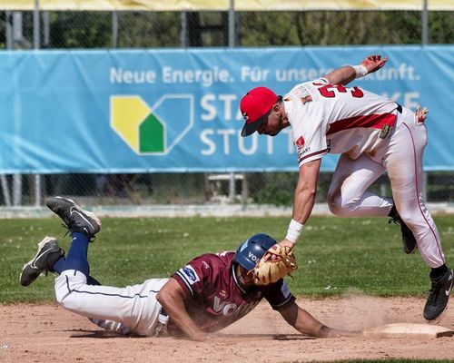 Mit spektakulären Defensivaktionen begeisterten die Reds ihre Fans beim Home Opener. Hier macht Second Baseman Austin Bull den Heidenheimer Runner an der 2. Base aus. (Foto: Iris Drobny)