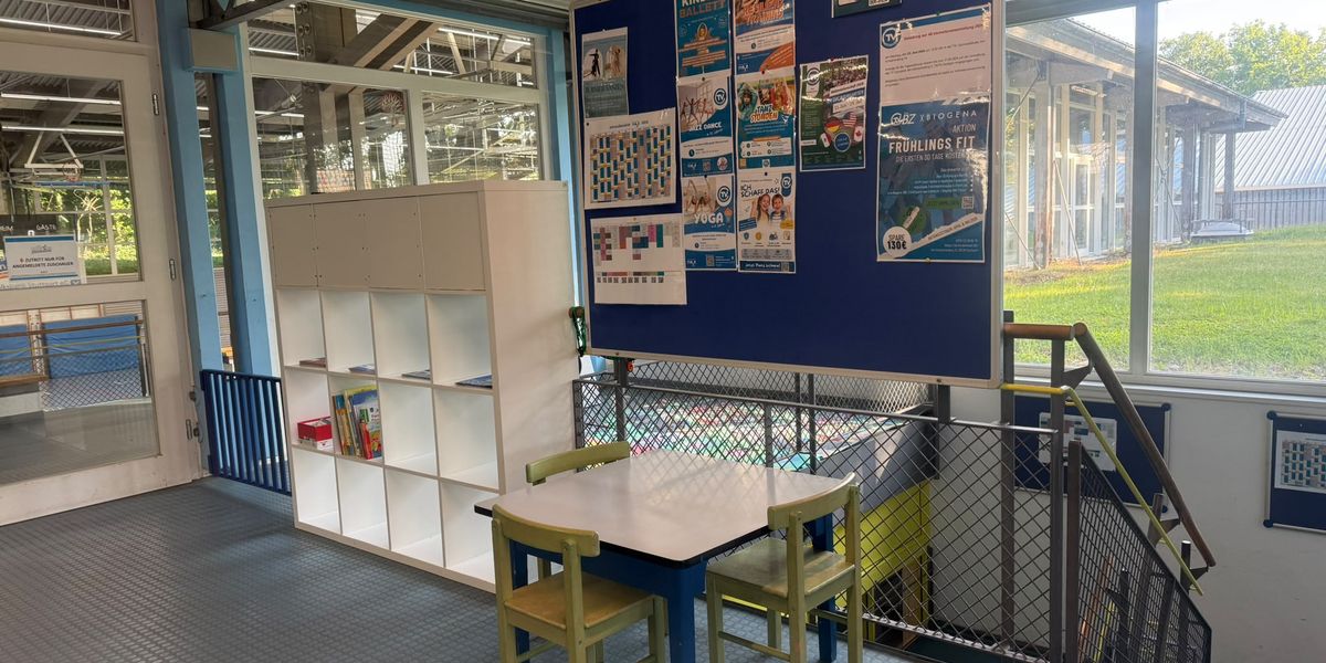 Neuer Spielbereich in der TVC Dreifeldhalle mit Regal, Kindertisch, Stühlen und Infotafel für die Kindersportschule move.